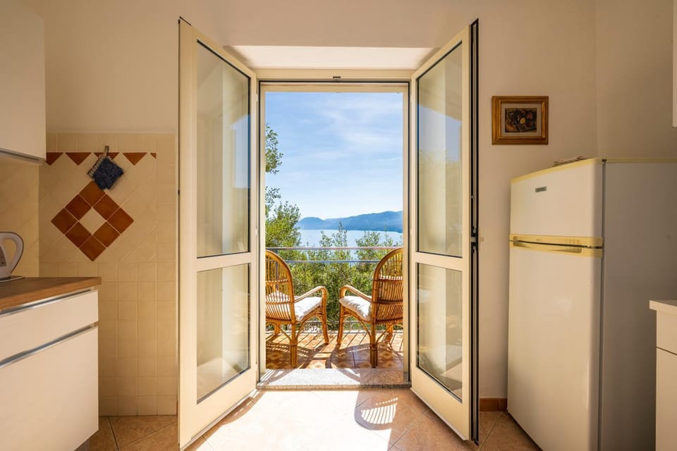 Natural landscape, Balcony/Terrace, Kitchen or kitchenette, Dining area, Sea view
