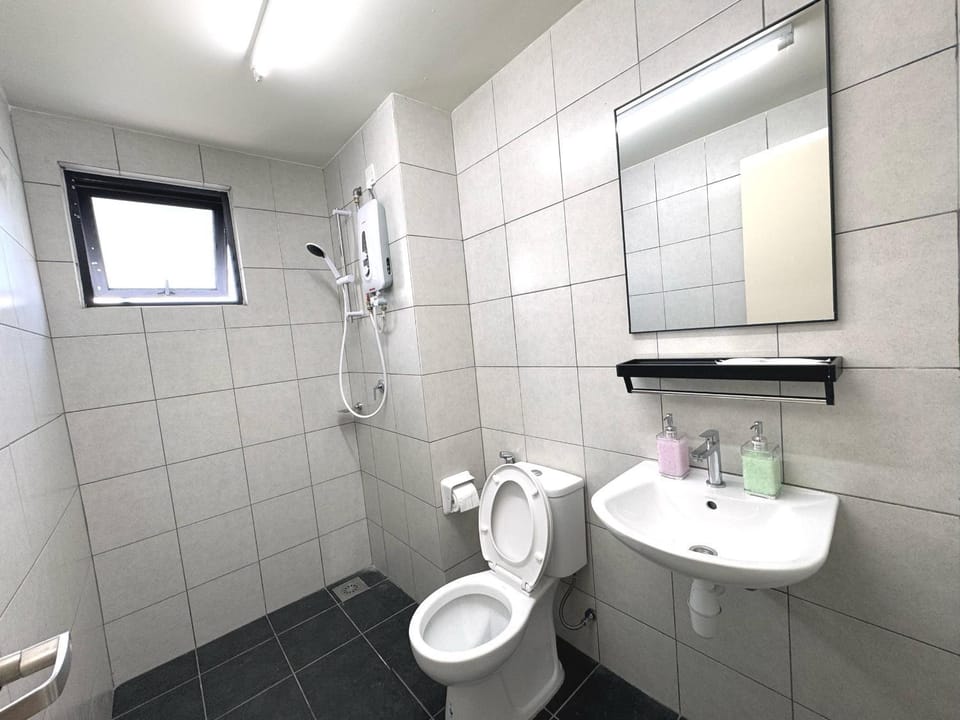 Shower, Toilet, Bathroom, bidet, towels