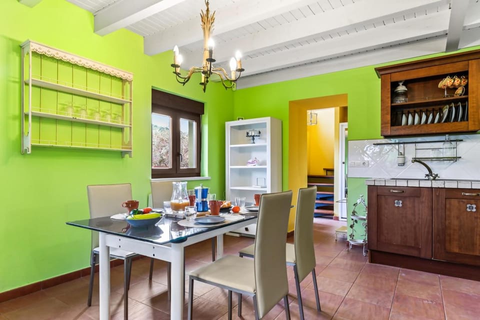 Kitchen or kitchenette, Food and drinks, Dining area