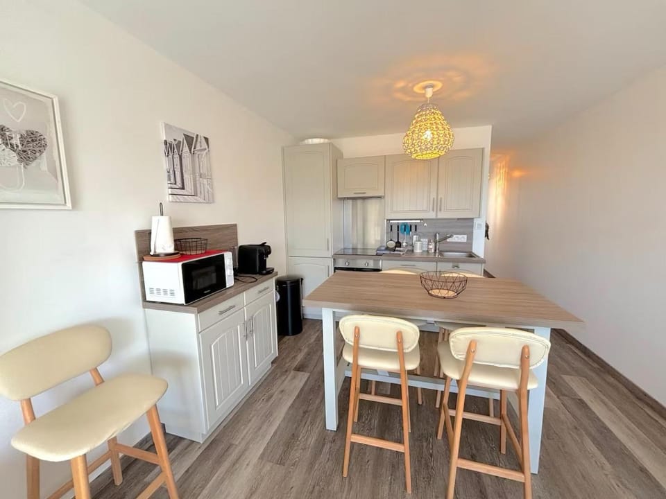 Kitchen or kitchenette, Dining area, dishwasher, oven, stove, toaster