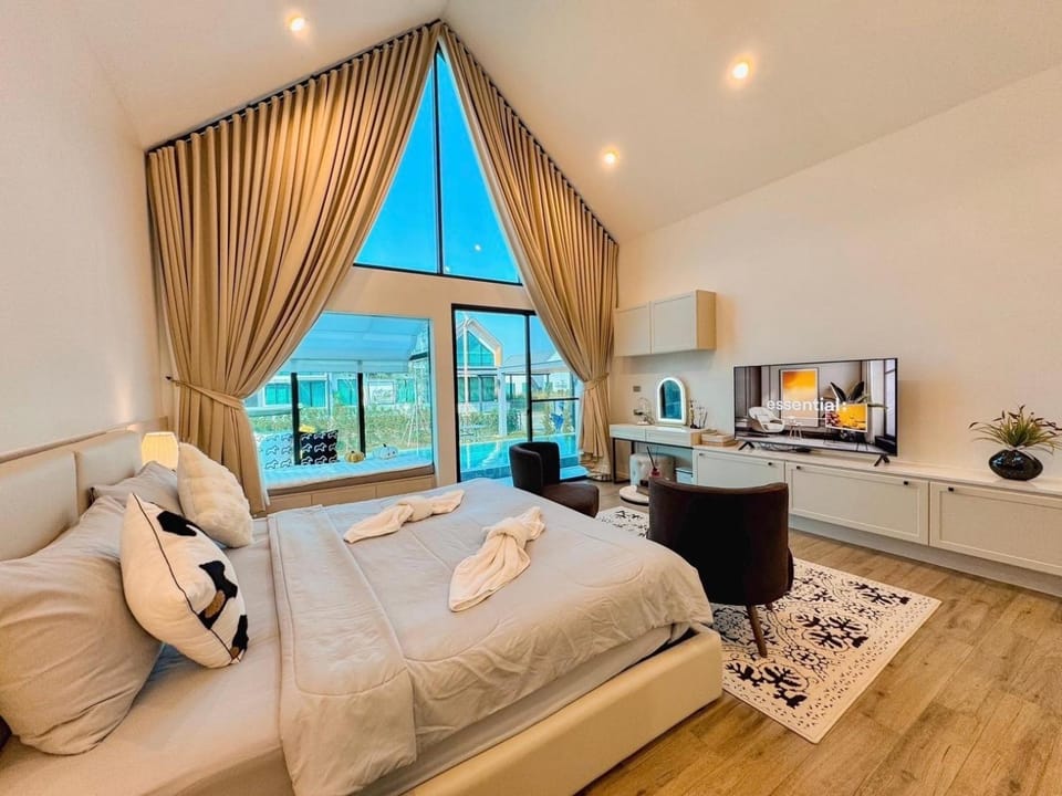 Bed, Natural landscape, TV and multimedia, Photo of the whole room, Seating area, Bedroom, towels