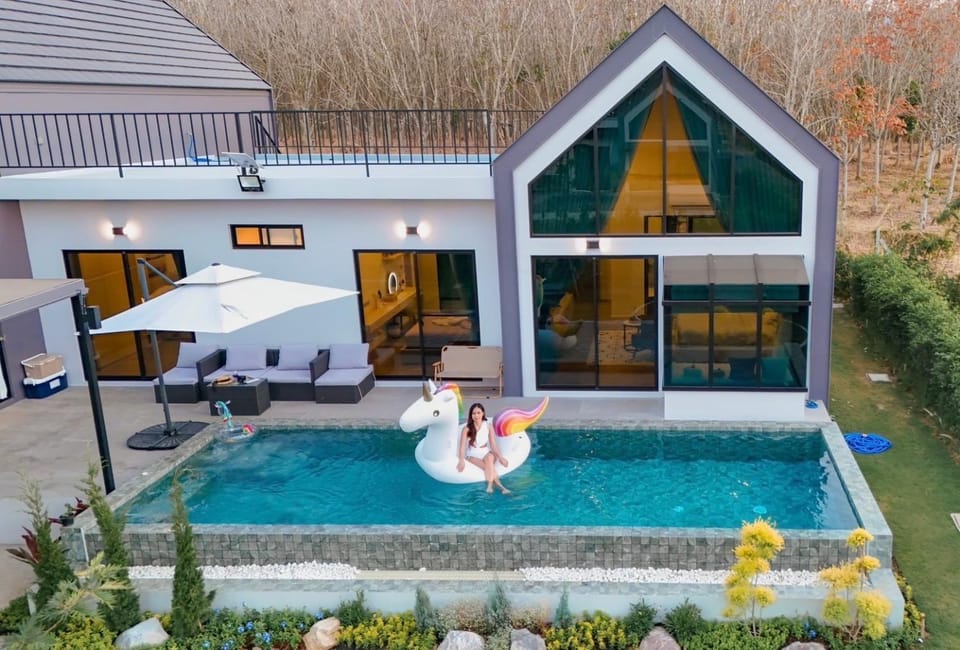 Property building, Day, Garden, Garden view, Pool view, Swimming pool