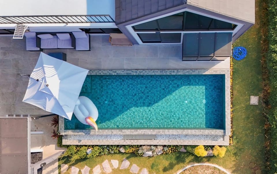 Property building, Day, Pool view, Swimming pool