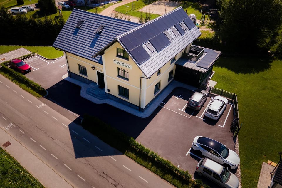 Property building, Day, Neighbourhood, Bird's eye view, Location, Parking