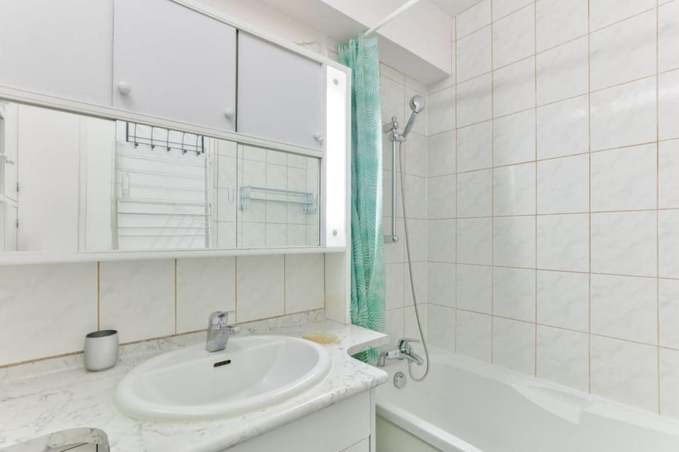 1BR Flat view on Eiffel Tower and Sacré-Coeur Apartment in Paris