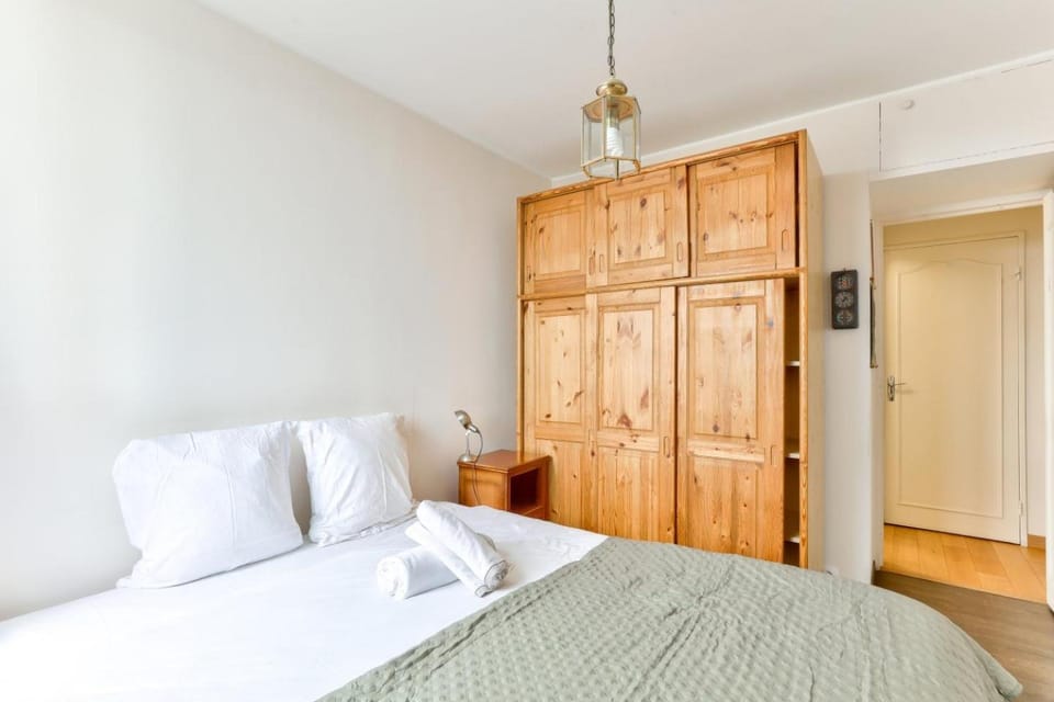 1BR Flat view on Eiffel Tower and Sacré-Coeur Apartment in Paris