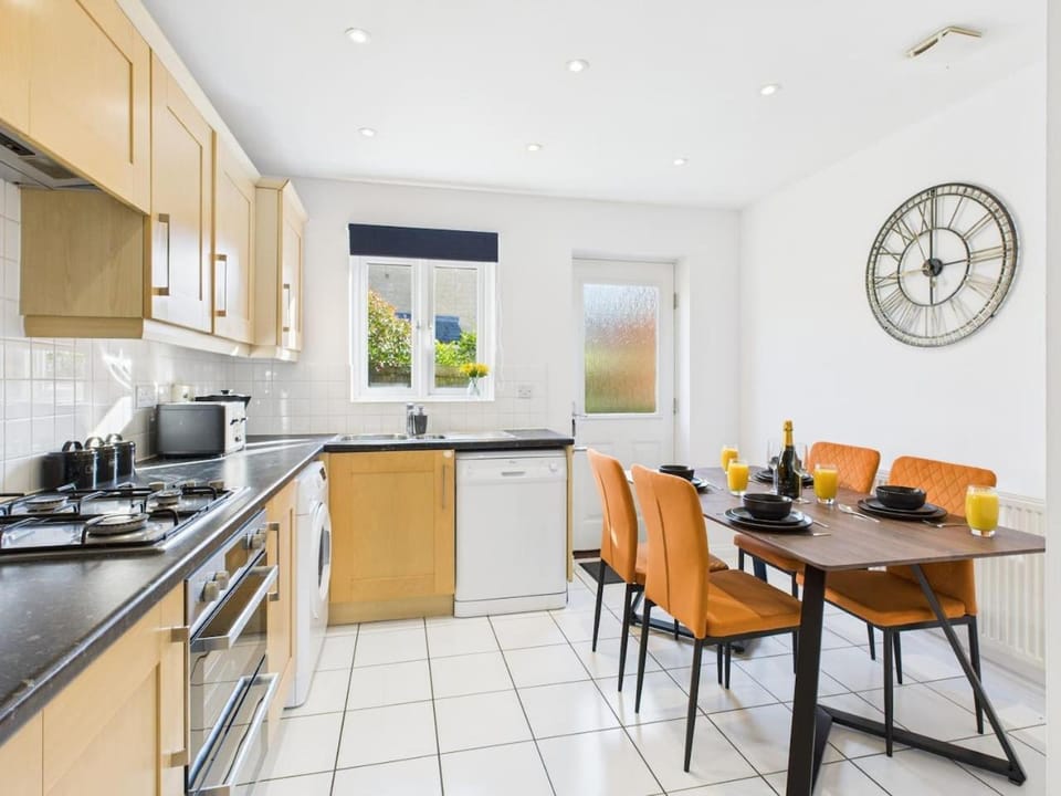 Desert Orchid by Signature Stays - Racecourse - Parking - 5-Bed House in Cheltenham