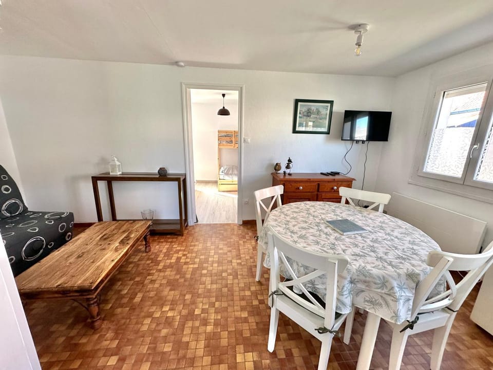 TV and multimedia, Living room, Dining area