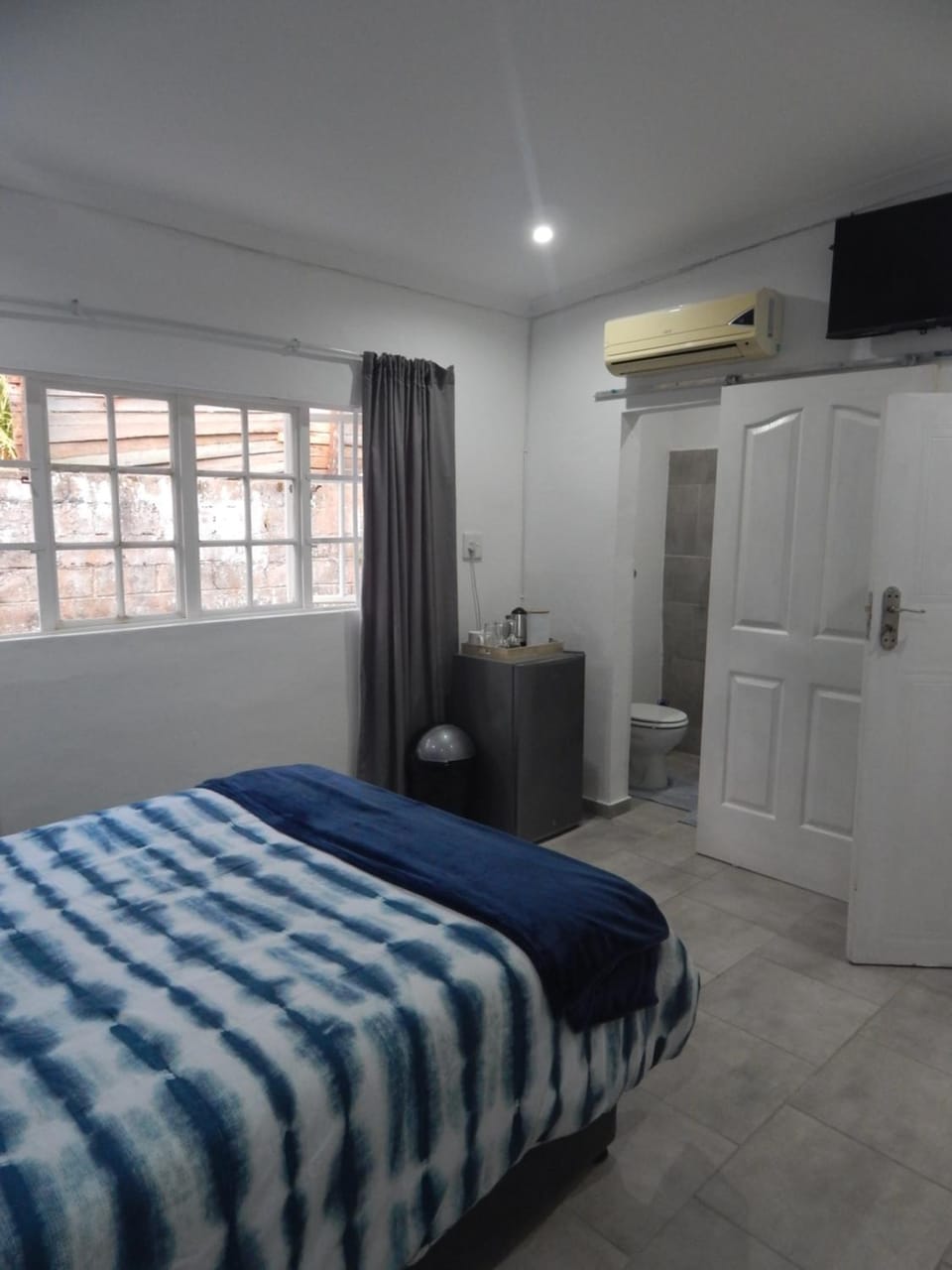 Bed, TV and multimedia, Photo of the whole room, Bedroom, wardrobe, air conditioner
