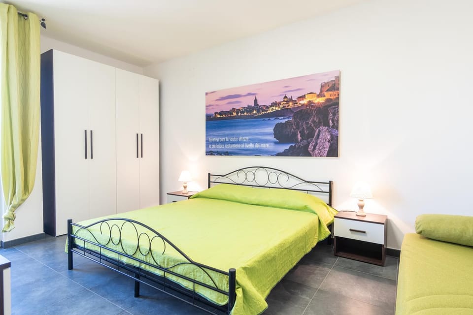 Bed, Living room, Photo of the whole room, Seating area, Bedroom