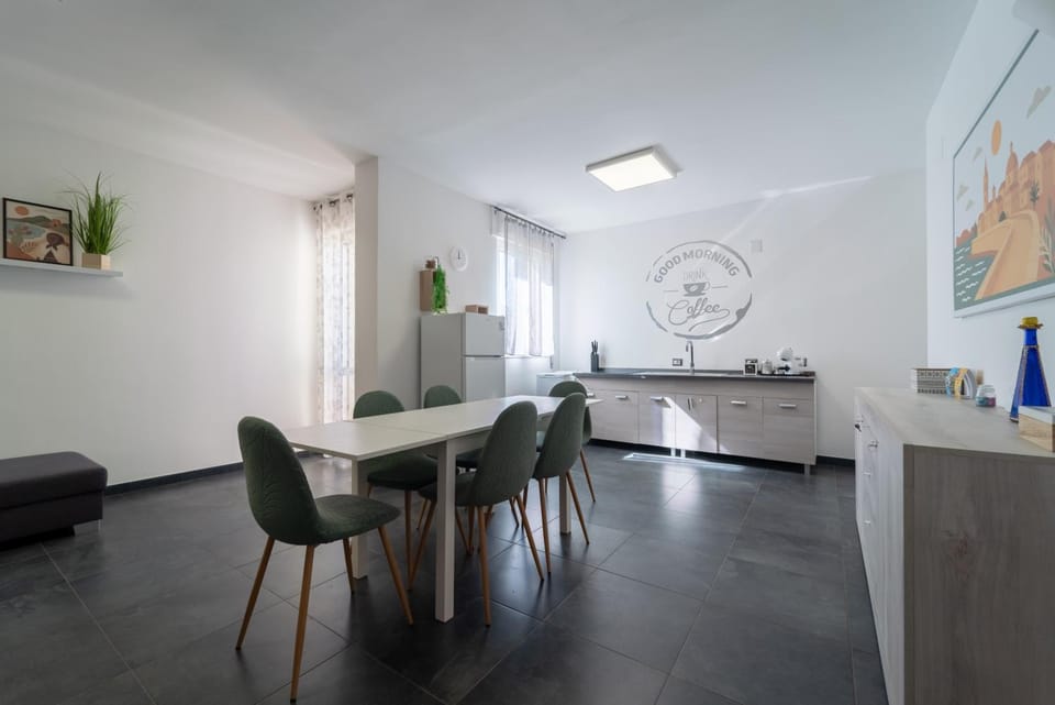 Kitchen or kitchenette, Living room, Seating area, Dining area