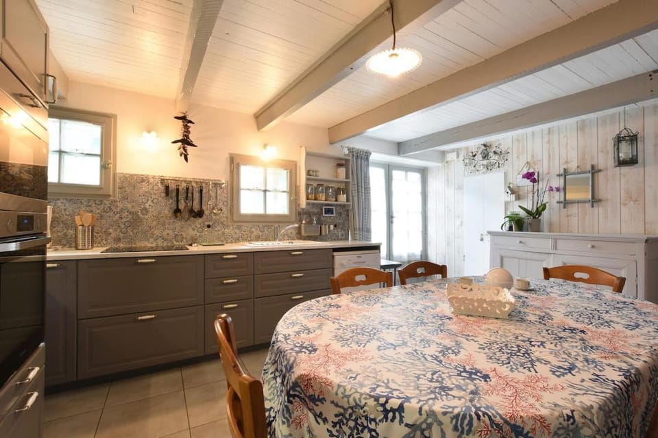 Kitchen or kitchenette, Dining area, pet friendly, stove