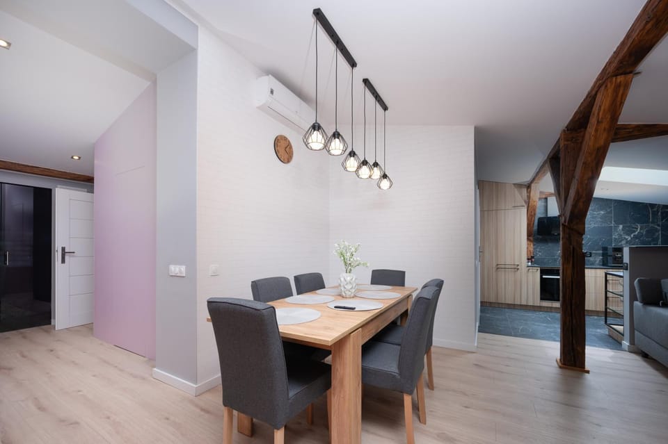 Kitchen or kitchenette, Living room, Seating area, Dining area