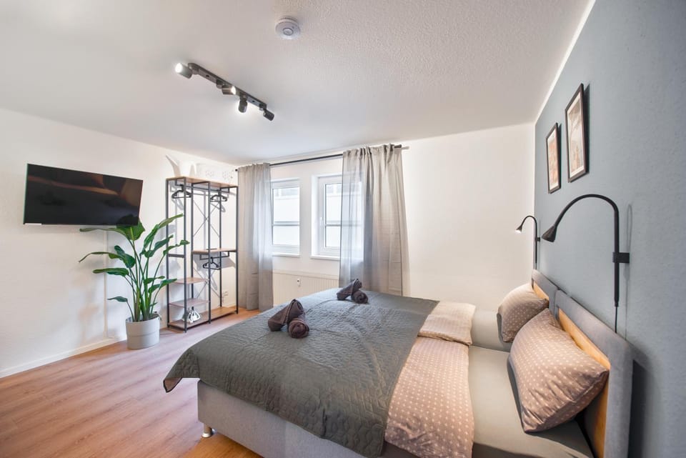 Bed, TV and multimedia, Photo of the whole room, Bedroom