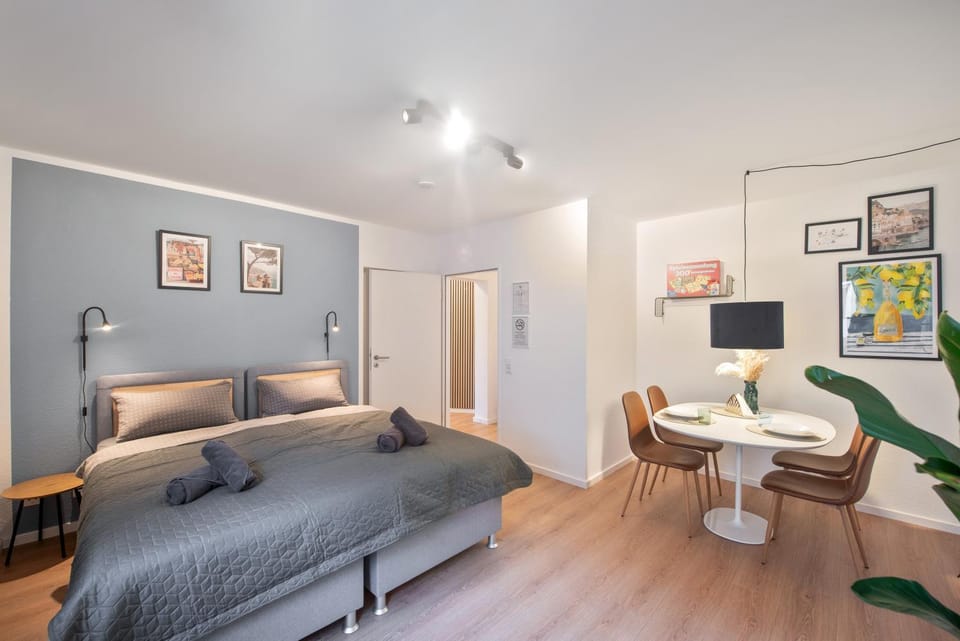 Bed, Photo of the whole room, Seating area, Bedroom