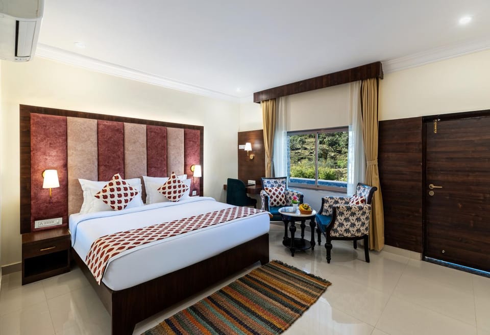 Bed, Seating area, Bedroom