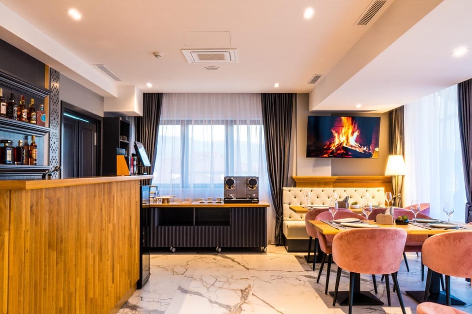 Restaurant/places to eat, Lounge or bar