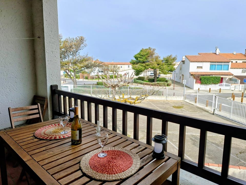 Property building, Patio, Day, View (from property/room), Balcony/Terrace, Food and drinks, Dining area, Food