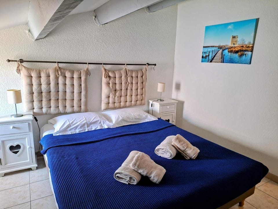 Bed, Photo of the whole room, Bedroom, towels