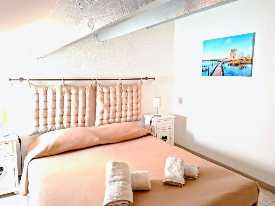 Bed, Photo of the whole room, Bedroom, towels