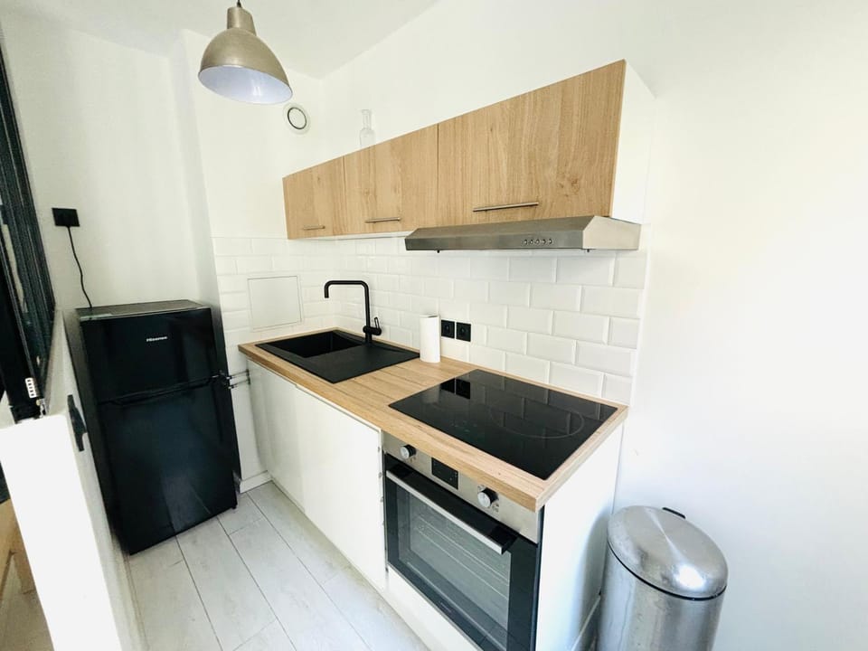 Kitchen or kitchenette, oven, stove