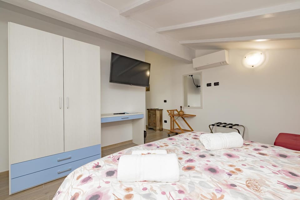 Bed, TV and multimedia, Evening entertainment, Bedroom, wardrobe