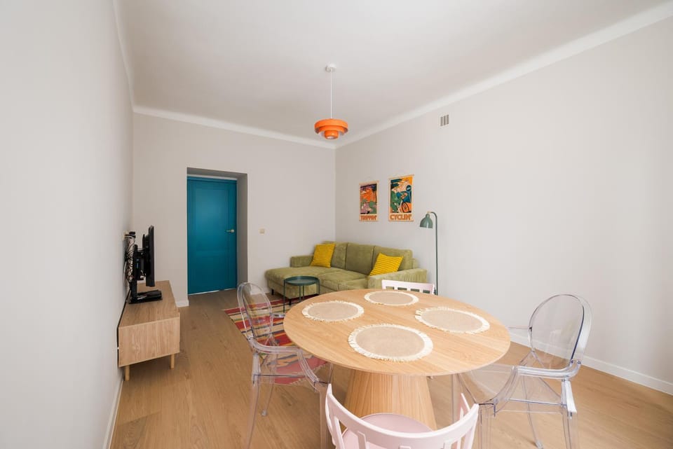 TV and multimedia, Living room, Seating area, Dining area
