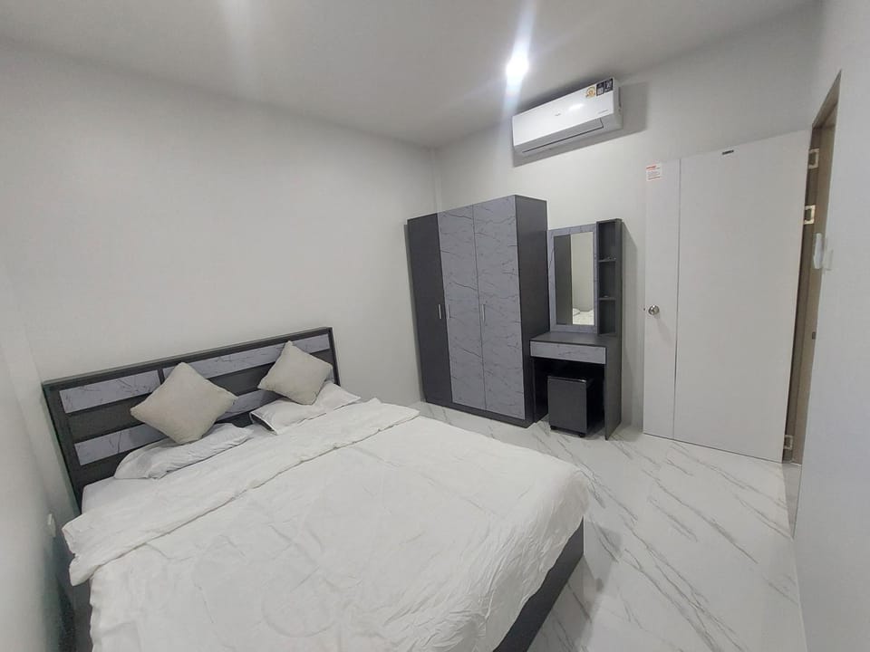Bed, Photo of the whole room, Bedroom, wardrobe, air conditioner
