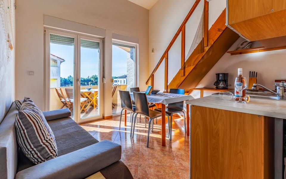 Kitchen or kitchenette, Living room, Seating area, Dining area