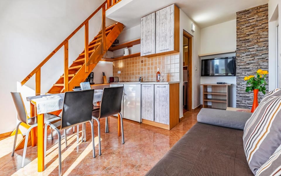 TV and multimedia, Kitchen or kitchenette, Living room, Seating area, Dining area, stove