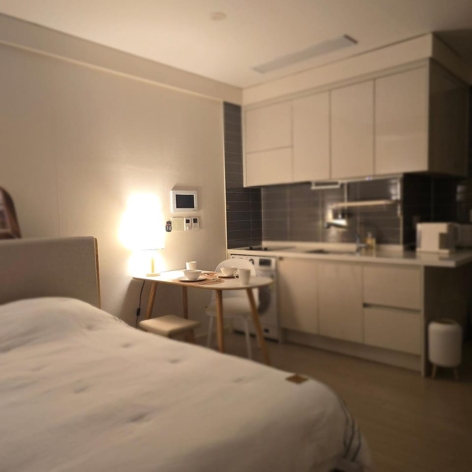 Bed, Kitchen or kitchenette, Photo of the whole room, Bedroom, stove