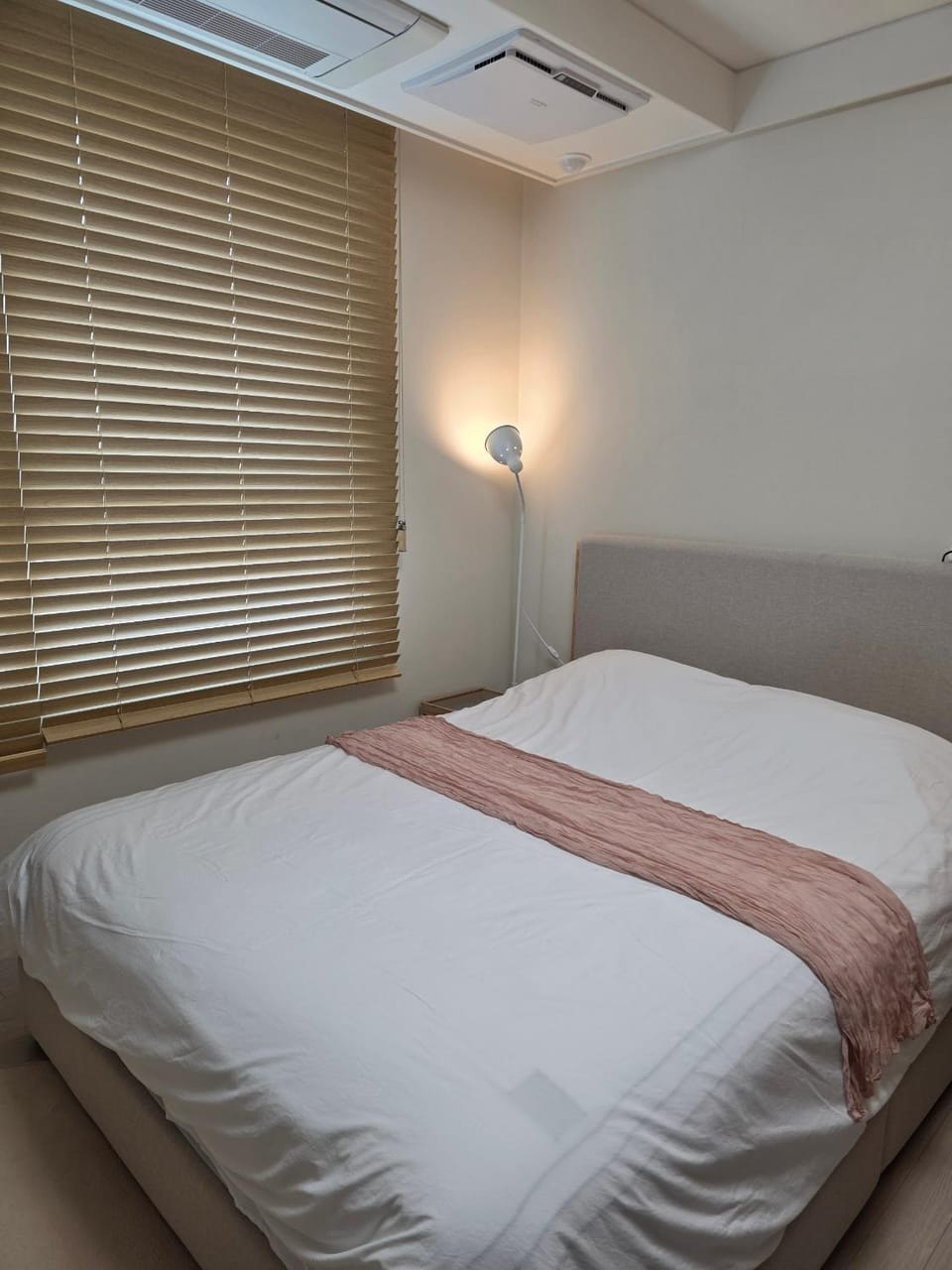 Bed, Photo of the whole room, Bedroom, air conditioner