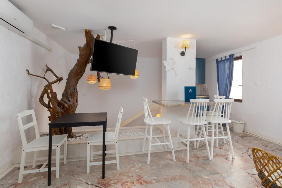TV and multimedia, Living room, Seating area, Dining area