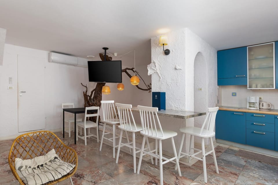 TV and multimedia, Kitchen or kitchenette, Living room, Seating area, Dining area, air conditioner