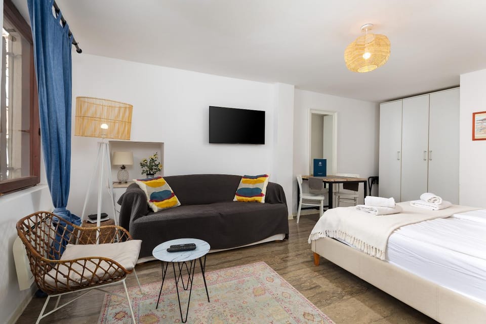 Bed, TV and multimedia, Photo of the whole room, Seating area, Bedroom