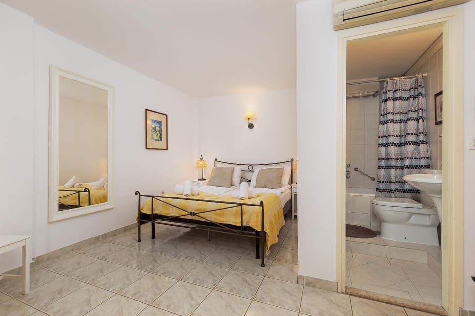 Bed, Bathroom, Photo of the whole room, Bedroom
