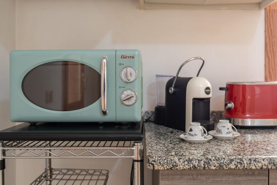 Coffee/tea facilities, Kitchen or kitchenette, stove, toaster