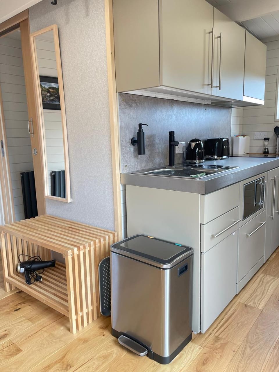 Kitchen or kitchenette, dishwasher, stove