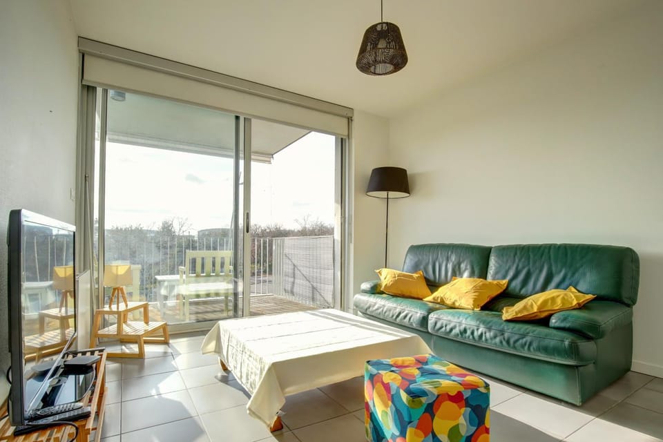 Patio, Communal lounge/ TV room, TV and multimedia, View (from property/room), Balcony/Terrace, Living room, Seating area, Evening entertainment