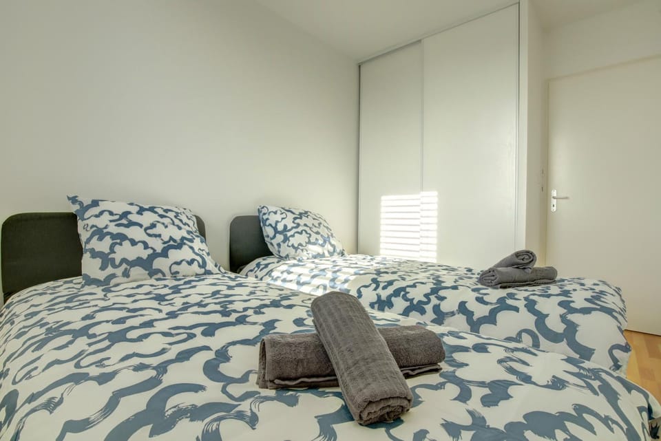 Bed, Photo of the whole room, Bedroom, towels