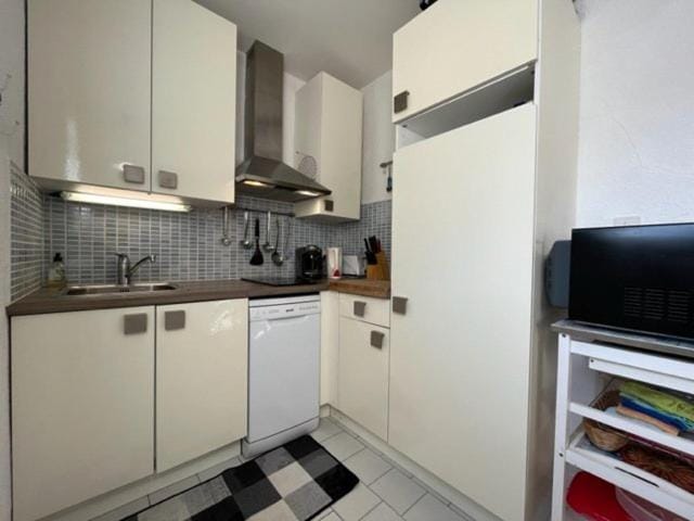 Kitchen or kitchenette, dishwasher