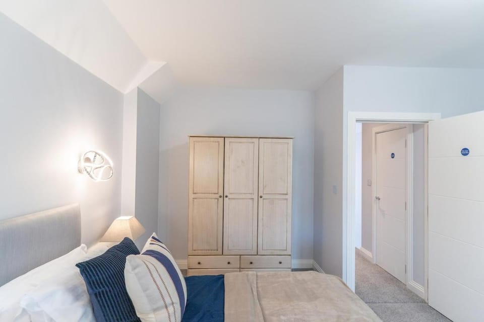 Bedroom, wardrobe