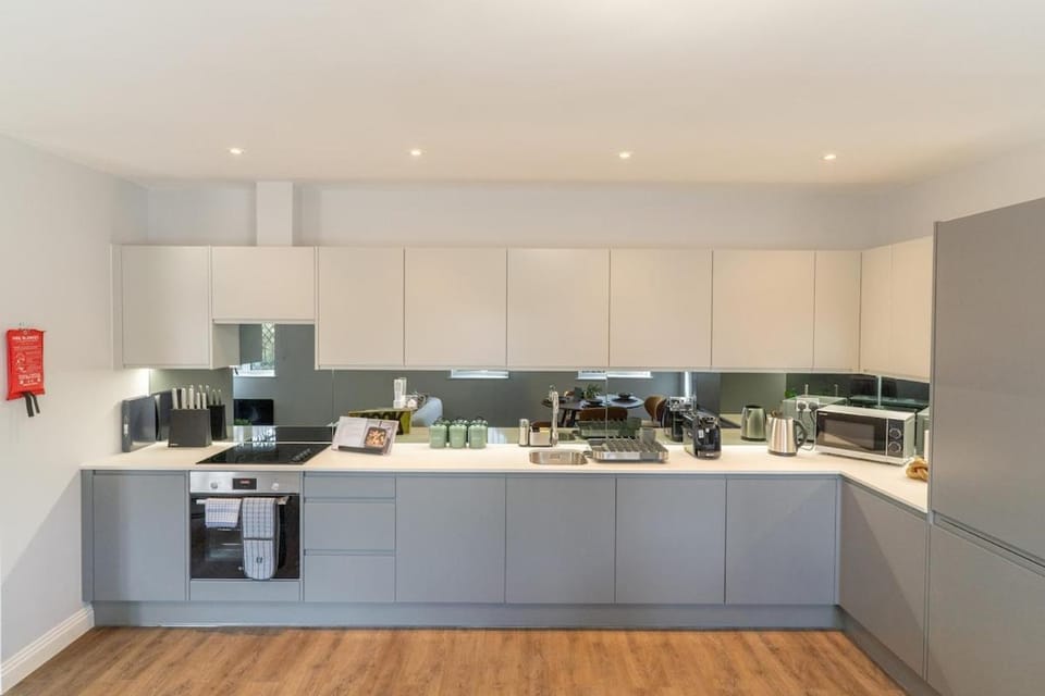 Coffee/tea facilities, Kitchen or kitchenette, dishwasher, stove, toaster