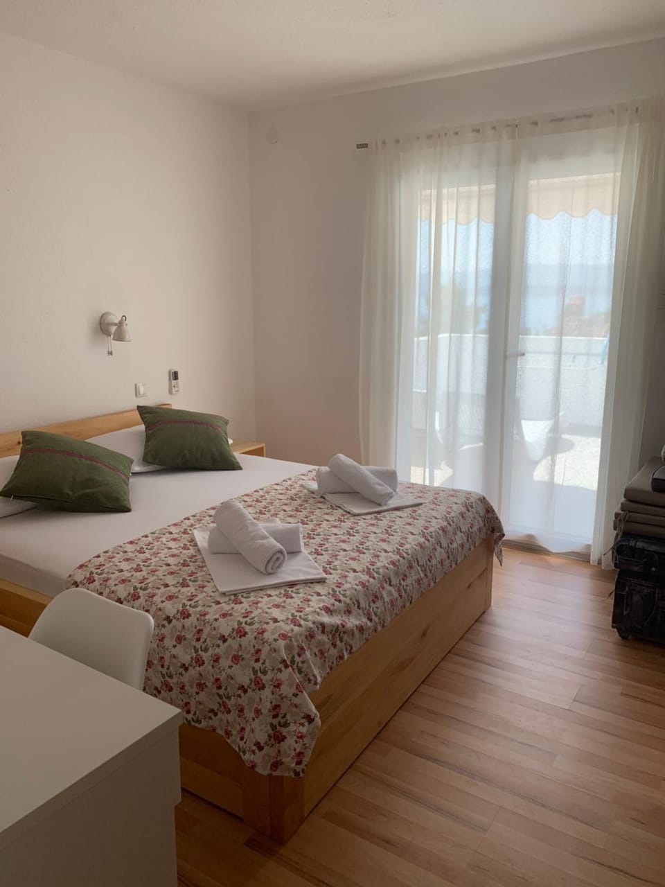 Bed, Bathroom, TV and multimedia, Coffee/tea facilities, Balcony/Terrace, Photo of the whole room, Bedroom, Sea view, towels, air conditioner