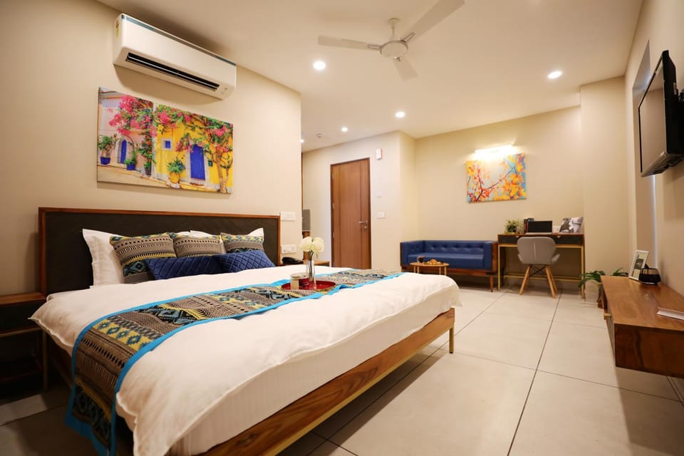 Bed, Living room, Photo of the whole room, Seating area, Bedroom, air conditioner