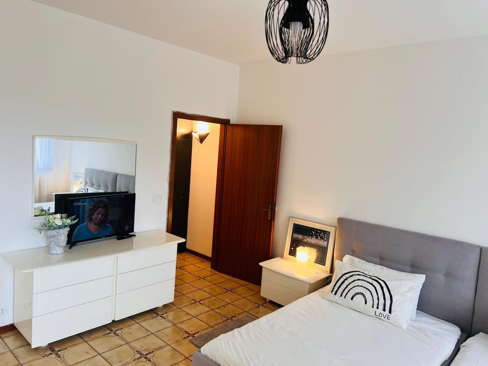 Bed, TV and multimedia, Photo of the whole room, Bedroom