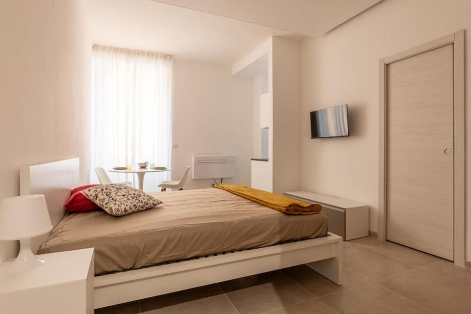 Bed, TV and multimedia, Photo of the whole room, Bedroom, towels