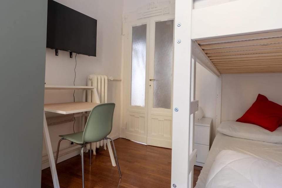 Photo of the whole room, Bedroom, wardrobe