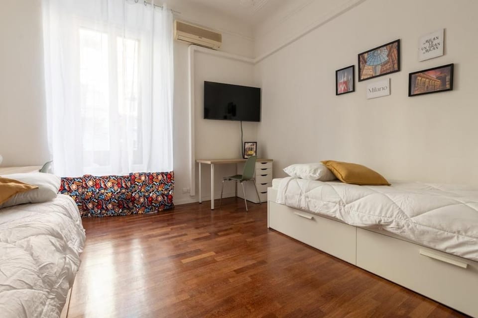 Bed, Photo of the whole room, Seating area, Bedroom, air conditioner