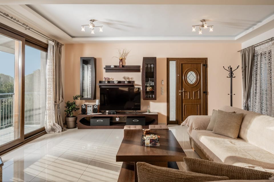 TV and multimedia, Living room, Seating area, Mountain view